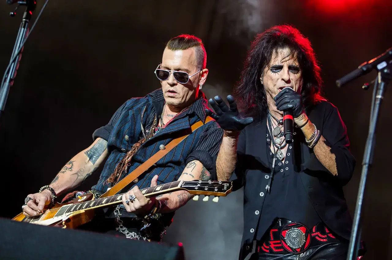 Johnny Depp gra na gitarze, a Alice Cooper śpiewa na scenie. To ikony Hollywood Vampires, kt&oacute;re przyciągają tłumy.