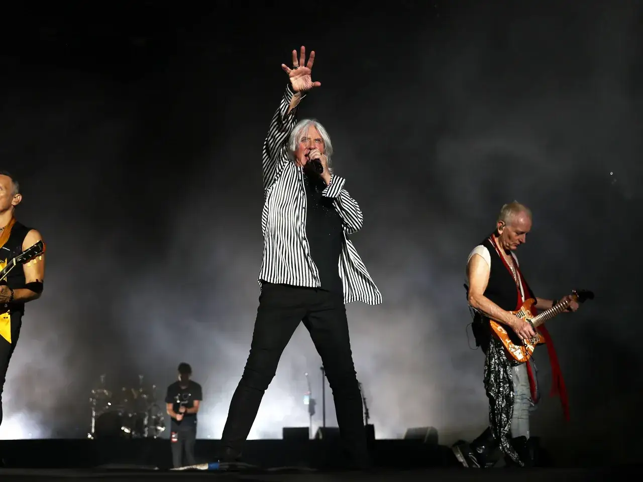 Charyzmatyczny wokalista i gitarzysta na scenie, przypominający energią zespoły lat 80.