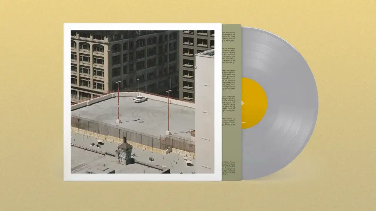 Okładka i srebrny winyl z żółtym środkiem, zapowiadające nowy album Arctic Monkeys.
