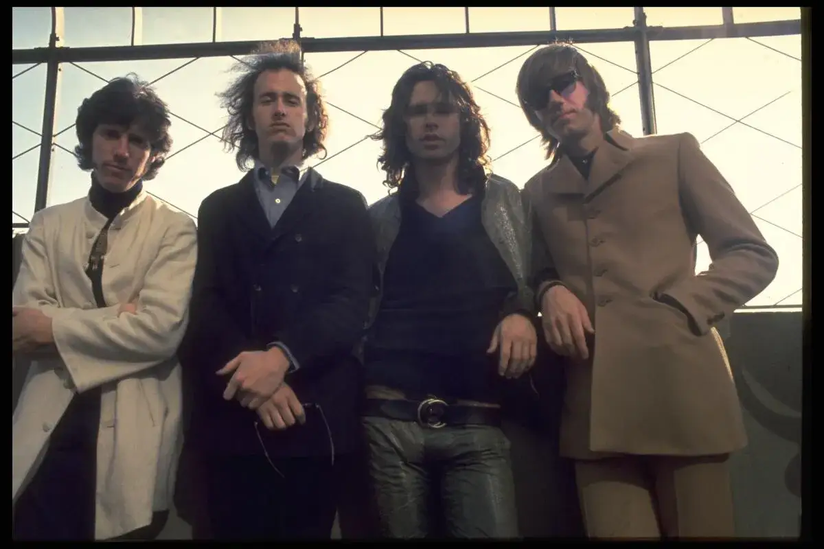 Członkowie The Doors pozują do zdjęcia na tle kratownicy. Od lewej: Robby Krieger, John Densmore, Jim Morrison, Ray Manzarek.