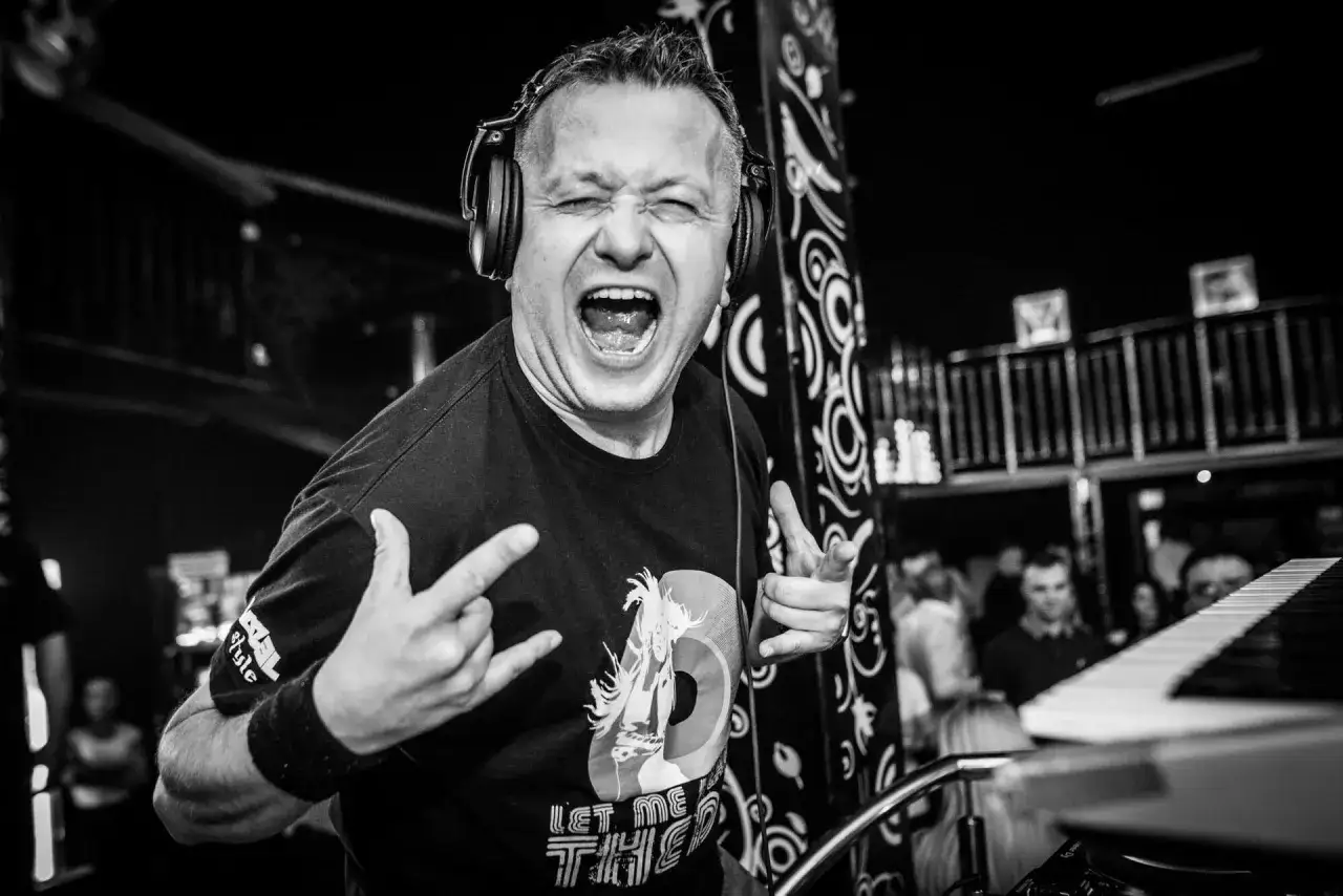 DJ Hazel w transie, krzyczy do mikrofonu, grając swoje najlepsze utwory.