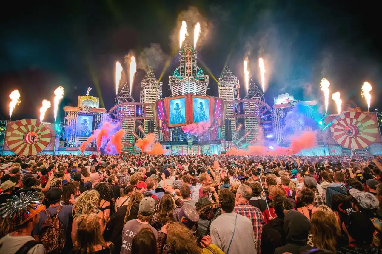 Tłumy ludzi na jednym z największych festiwali muzycznych w Europie. Spektakularna scena z ogniem, dymem i światłami.