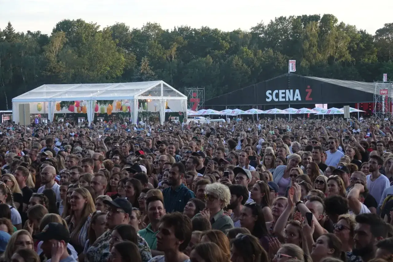 Tłum ludzi na koncercie Męskie Granie, pod sceną z napisem 