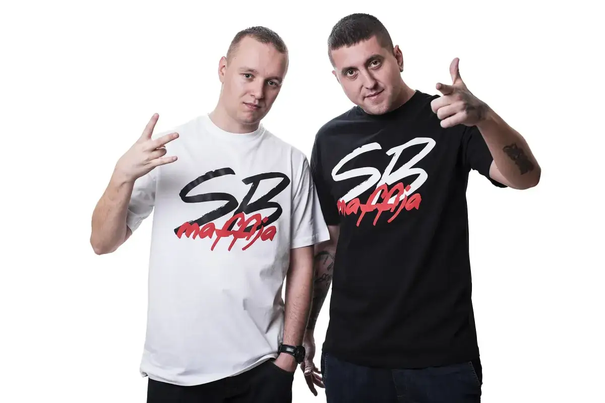 Dw&oacute;ch raper&oacute;w w koszulkach z napisem SB MAFFIJA. Jeden w białej, drugi w czarnej. SBM starter gotowy do akcji!