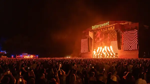 Koncert na festiwalu BitterSweet z płomieniami i tłumem widzów.