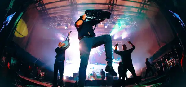 Muzycy Dropkick Murphys grający na banjo i akordeonie na scenie podczas koncertu.
