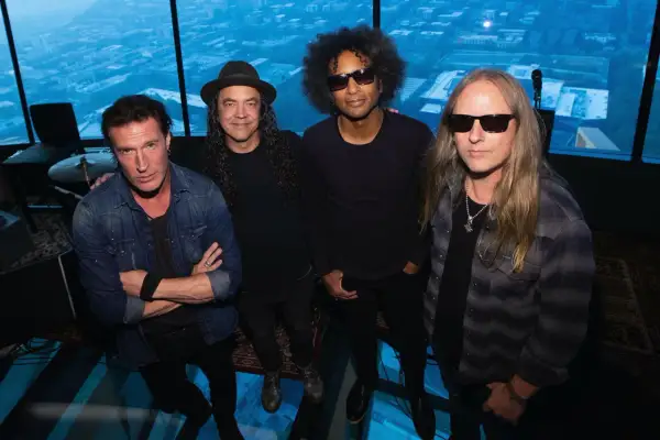 Członkowie Alice in Chains: William DuVall, Jerry Cantrell, Sean Kinney i Mike Inez pozują do zdjęcia.