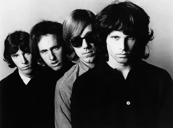 Czterech członków zespołu The Doors pozuje do zdjęcia.