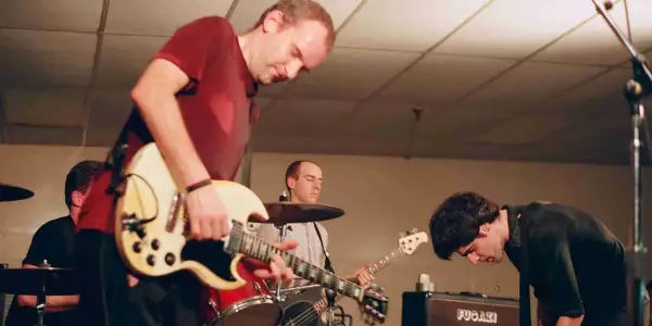 Zespół muzyczny grający na gitarach i perkusji.