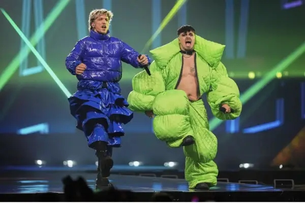 Dwóch artystów w jaskrawych, obszernych strojach na scenie.
