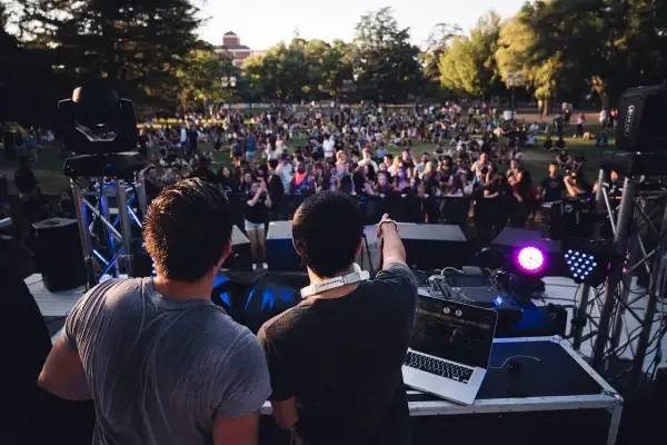 Dwaj DJ-e przygotowują się do występu, a tłum czeka na utwory Quebonafide.