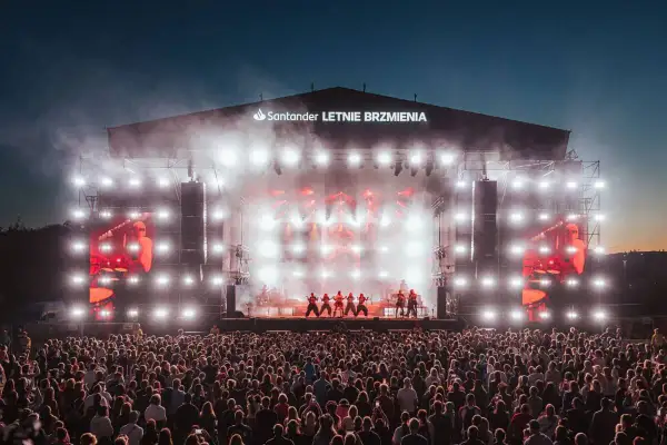 Koncert na festiwalu Santander Letnie Brzmienia z tłumem widzów i oświetloną sceną.