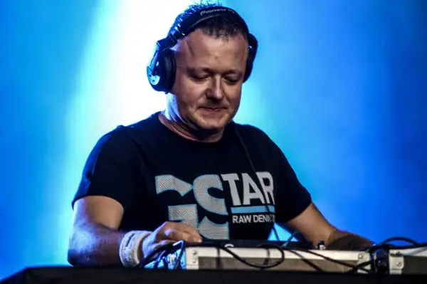 DJ Hazel w akcji, tworzy swoje niepowtarzalne dj hazel utwory na żywo.