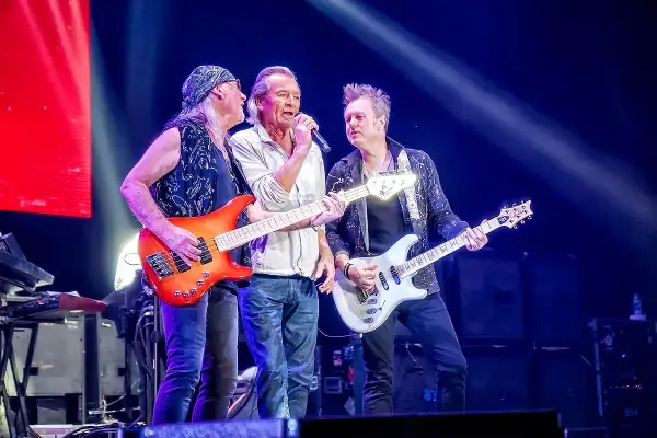 Zespół Deep Purple na scenie: gitarzyści i wokalista.