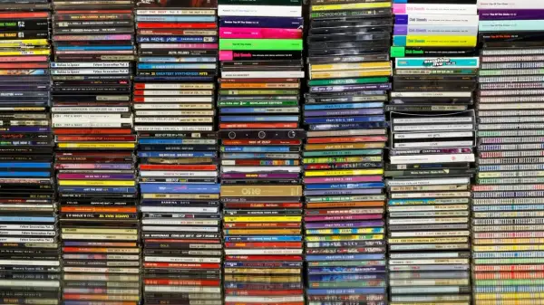 Najważniejsze płyty w historii muzyki: stosy CD z hitami od lat 80. po 2000. To skarbnica muzycznych wspomnień.