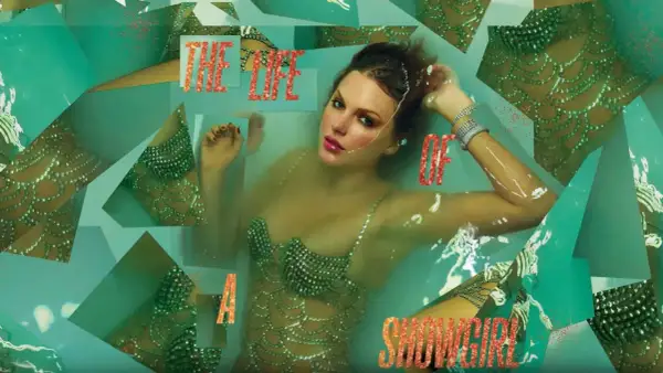 Taylor Swift w wannie, w błyszczącym stroju. Okładka sugeruje nowy album "The Life of a Showgirl".