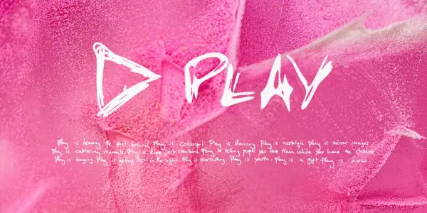 Nowa płyta Eda Sheerana "Play" na różowym tle z brokatem.