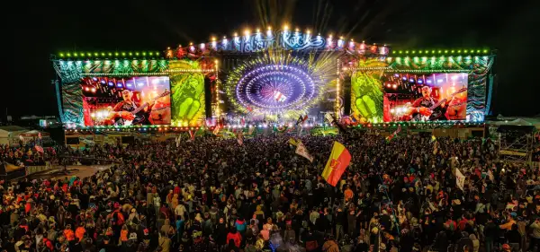 Ogromny tłum na koncercie, wielkie ekrany pokazujące gitarzystę. To musi być Poland Rock 2026!