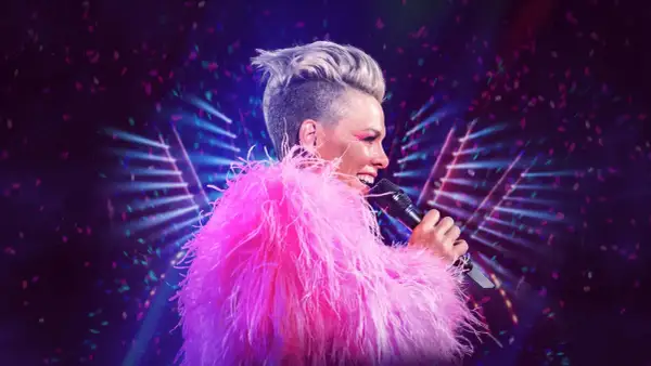 Energetyczny koncert Pink z piórami i konfetti.