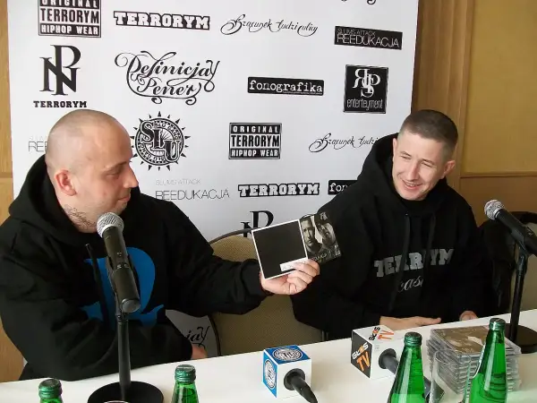 Peja i jego ekipa na konferencji "Peja decks o co poszło". Raperzy prezentują nowe wydawnictwo.