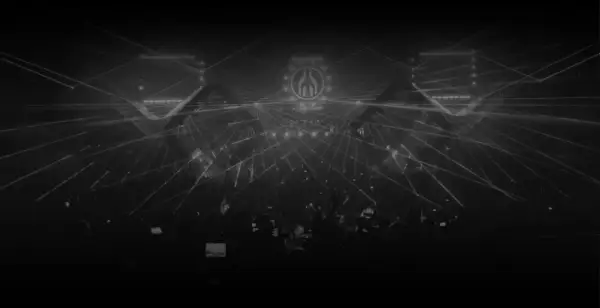 Widownia na festiwalu Mayday, otoczona laserami i światłami sceny, tworzącymi hipnotyzującą atmosferę.