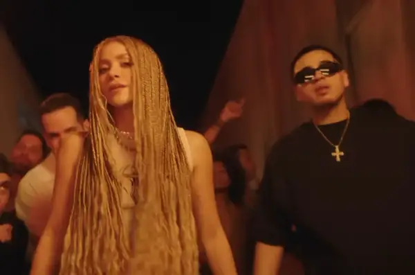 Shakira z warkoczami i raperem w okularach przeciwsłonecznych, jakby na planie teledysku "El Jefe".